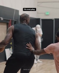 开云官网-詹姆斯 八村塁 马克西合练 老詹低位背打翻身跳投命中🏀